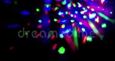 闪烁闪亮的多色舞台灯光循环运动娱乐迪斯科舞，聚光灯投影机在黑暗中，五颜六色
